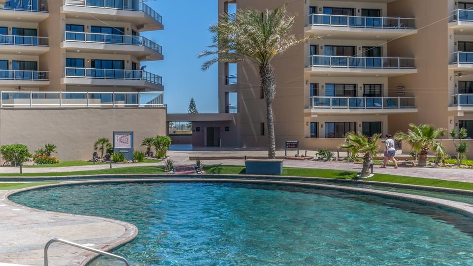 Property building, Day, Pool view, Swimming pool, Swimming pool