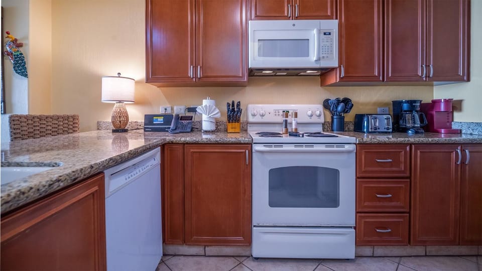 Coffee/tea facilities, Kitchen or kitchenette, dishwasher, oven, stove, toaster, kitchen