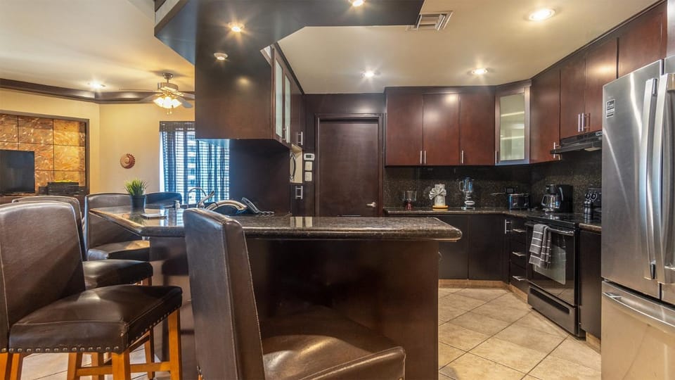 Coffee/tea facilities, Kitchen or kitchenette, Seating area, Dining area, stove, toaster