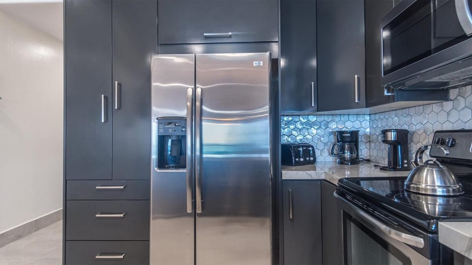 Coffee/tea facilities, Kitchen or kitchenette, oven, stove, toaster