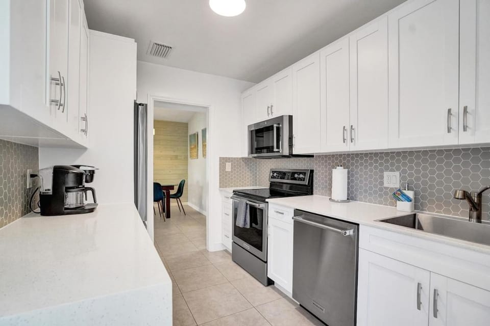 Beach Family Tiki Villa Walk to Beach Heated Pool House in Pompano Beach