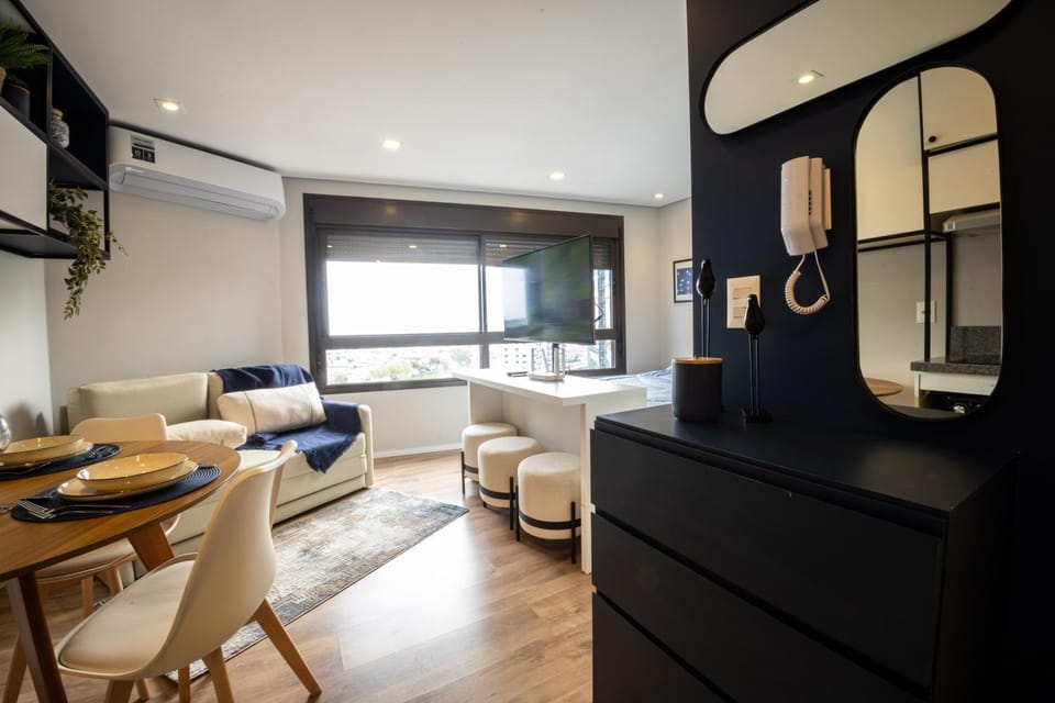 TV and multimedia, Living room, Seating area, Dining area, air conditioner