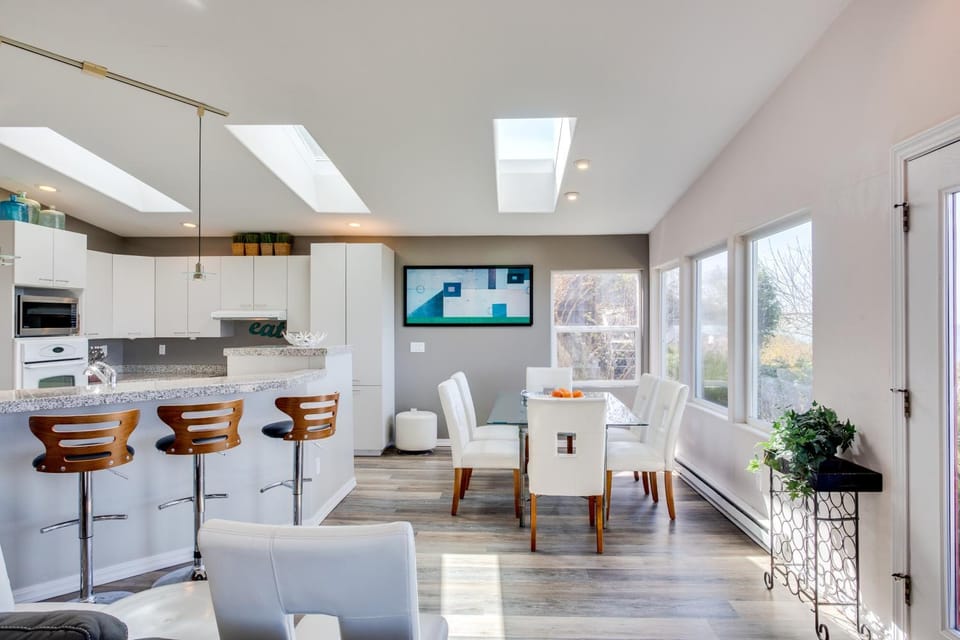 Fish From Your Back Yard! Ocean & Bay View! Hot Tub! Red Door House House in Waldport