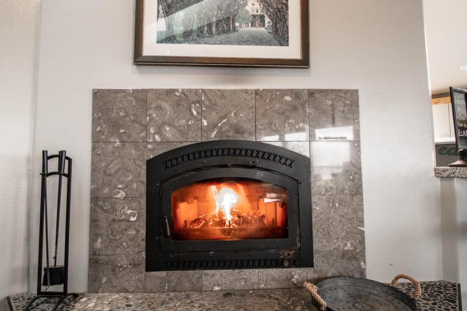 Fish From Your Back Yard! Ocean & Bay View! Hot Tub! Red Door House House in Waldport