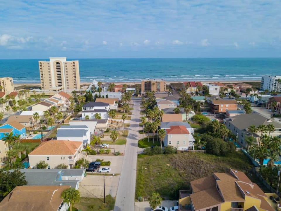 BBQ ok Ground Floor Duplex 1-2 block to Beach House in South Padre Island
