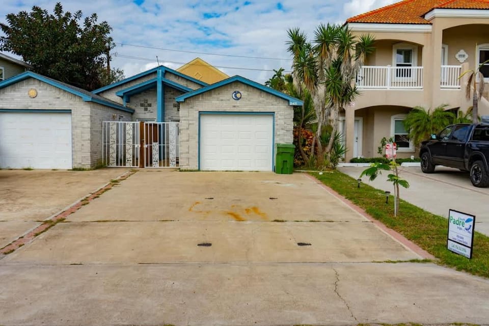 BBQ ok Ground Floor Duplex 1-2 block to Beach House in South Padre Island
