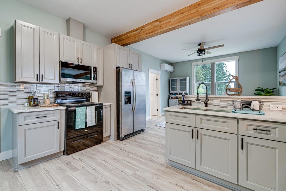 Astoria Home Base with River Views, 3 Mi to Dtwn! House in Astoria