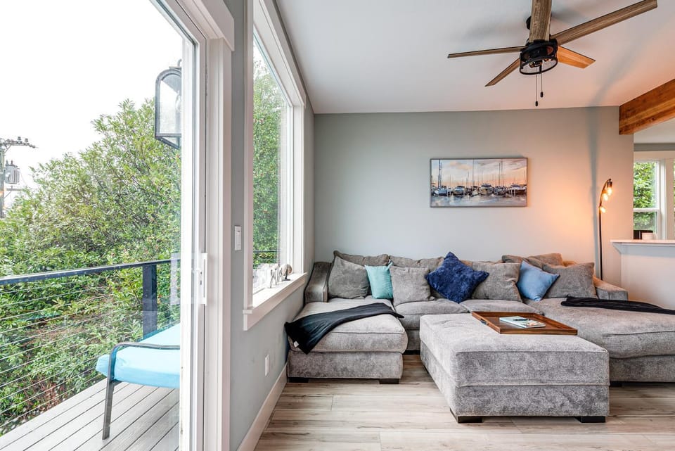 Astoria Home Base with River Views, 3 Mi to Dtwn! House in Astoria