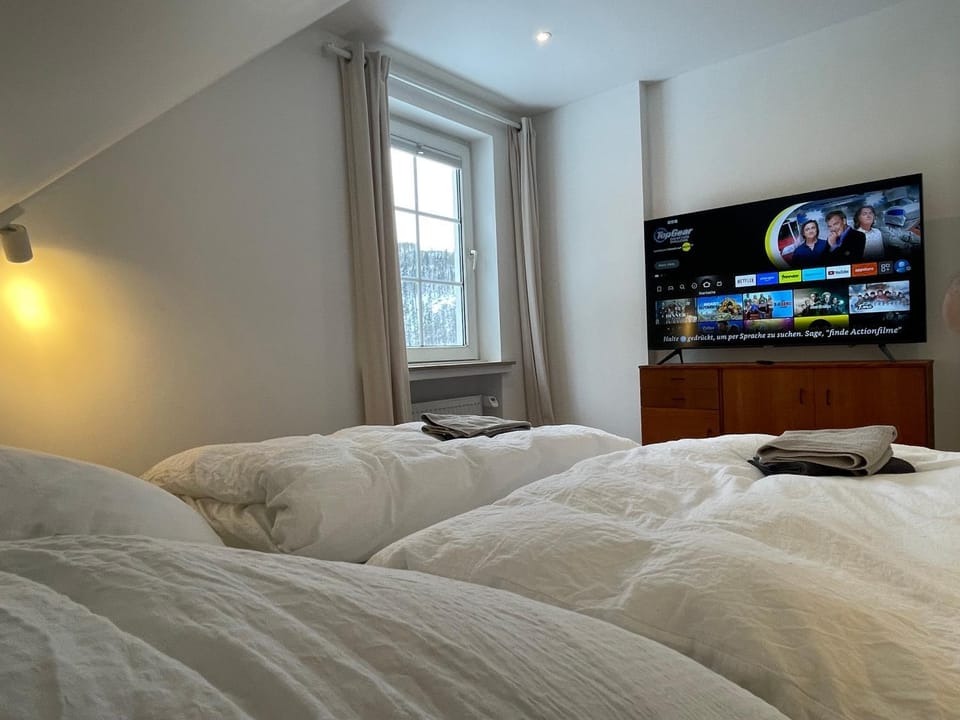 Bed, TV and multimedia, Bedroom