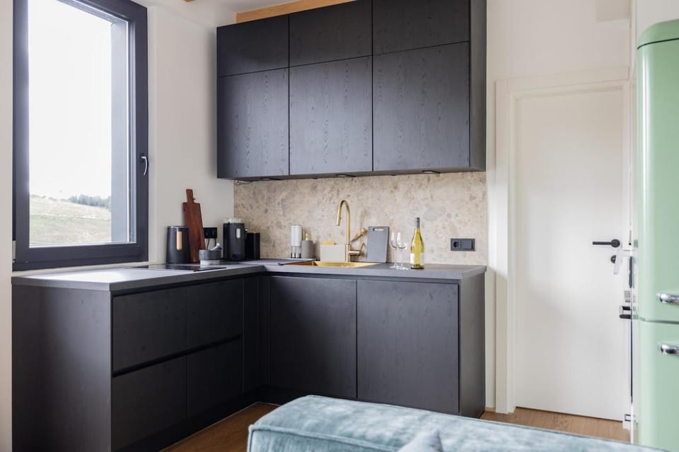 Coffee/tea facilities, Kitchen or kitchenette, stove