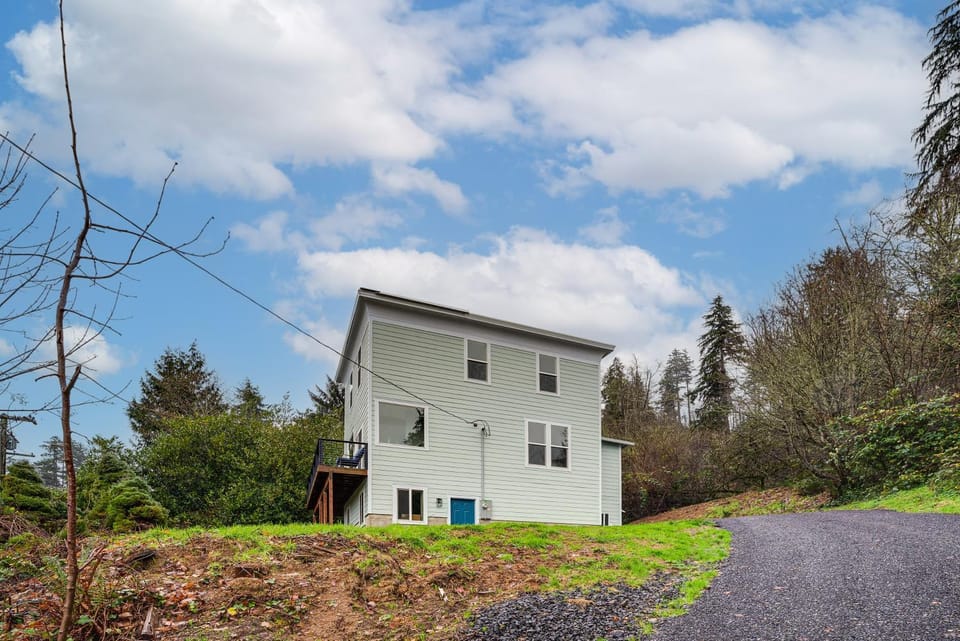 4 Blocks to Riverwalk: Updated Astoria Studio Apartment in Astoria