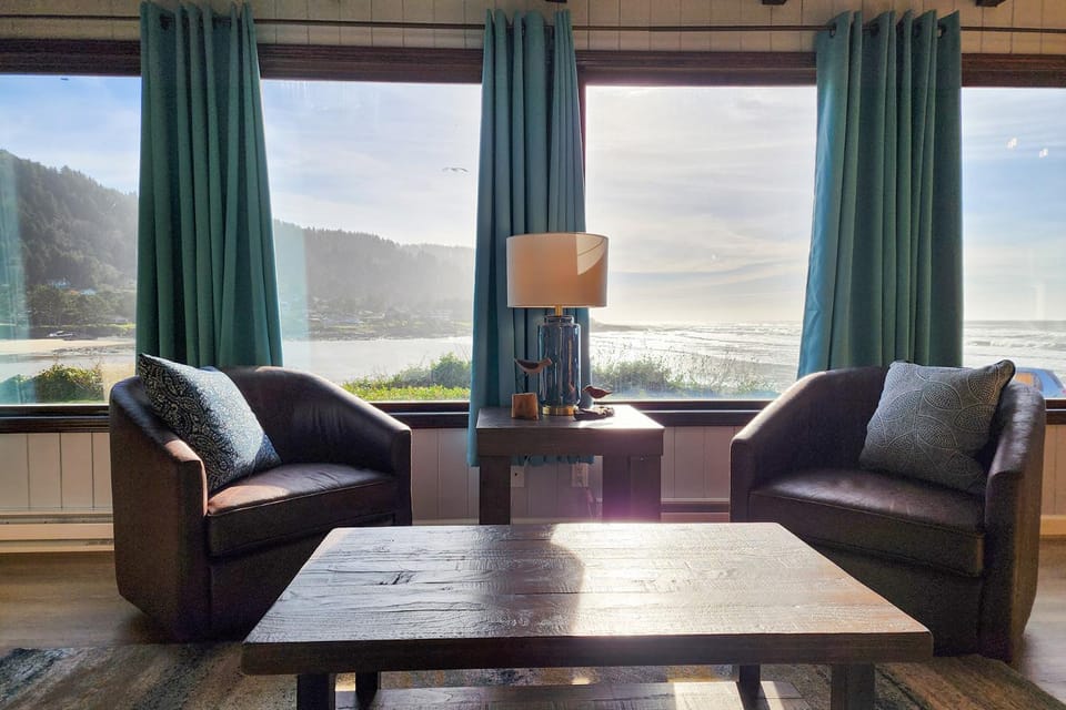 Ocean Front 5 BR Home! Yachats, Walk to Everything! Rio Mar House in Yachats