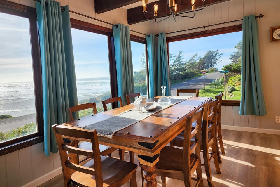 Ocean Front 5 BR Home! Yachats, Walk to Everything! Rio Mar House in Yachats