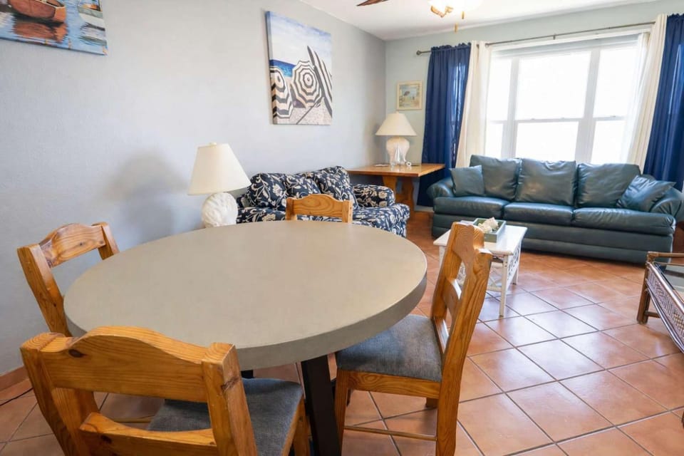 EZ Beach Access Great Family Condo SpaceX view Apartment in South Padre Island
