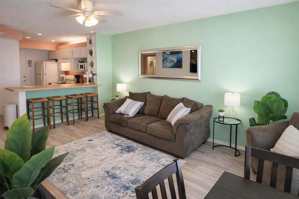 BBQ Pits Private Beach Access Pool & Hot Tub Apartment in South Padre Island