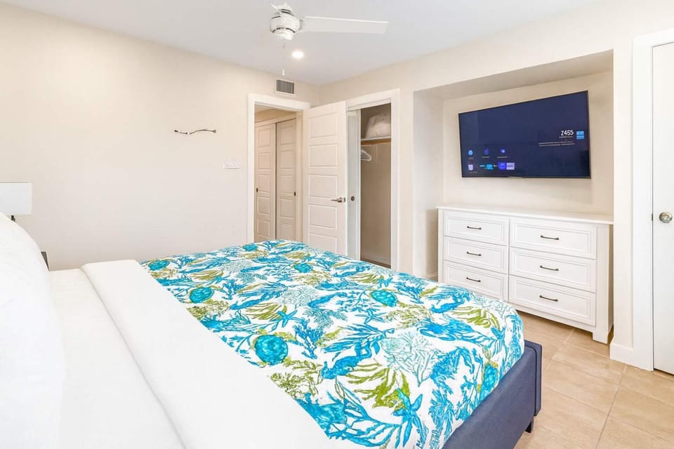 Beachfront Larger Corner Unit Balcony Pool Apartment in South Padre Island