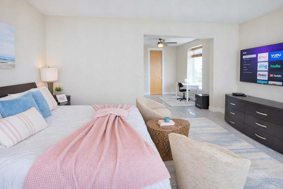 3 level luxury Beachlike Pool Killer Sunsets Apartment in South Padre Island