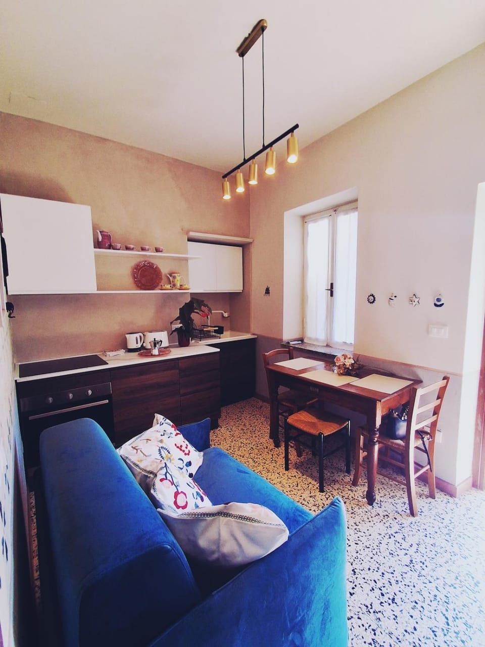 Kitchen or kitchenette, Living room, Seating area, Dining area, minibar, pet friendly, stove