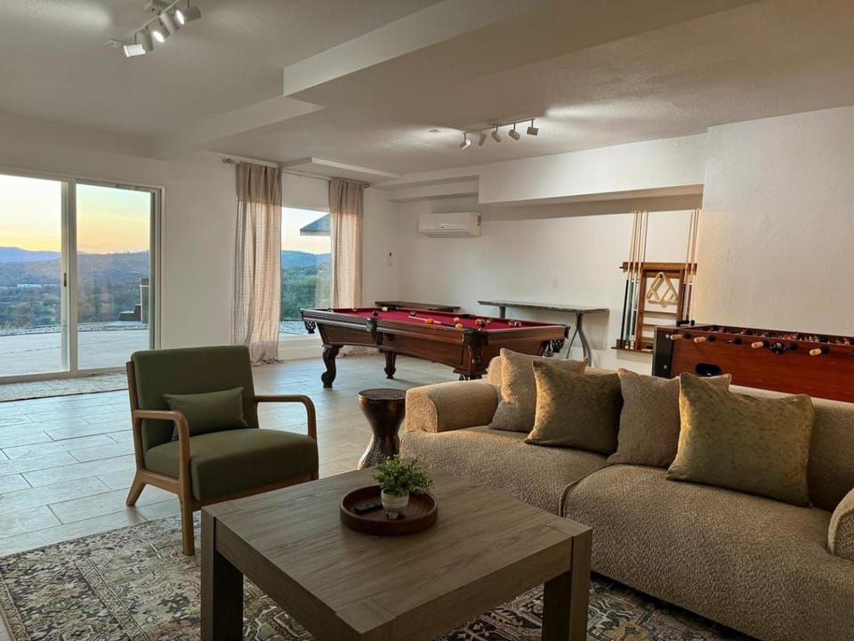 Game Room, Seating area