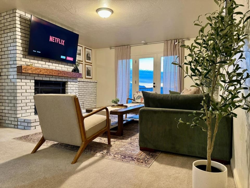 TV and multimedia, Living room, Seating area, Evening entertainment
