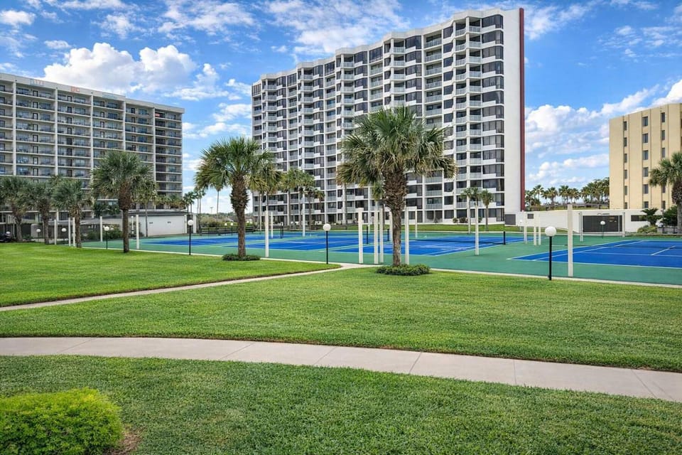 Resort like super heated pool & direct beach front Apartment in South Padre Island