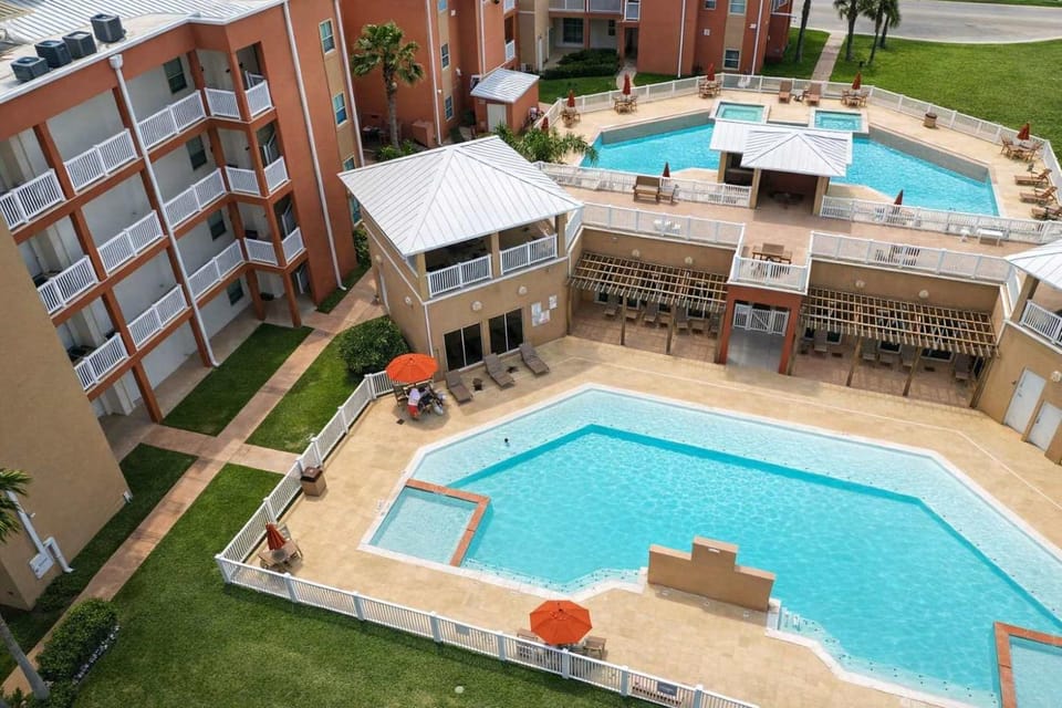 Like New Killer Patio Stunner close to Beach Apartment in South Padre Island