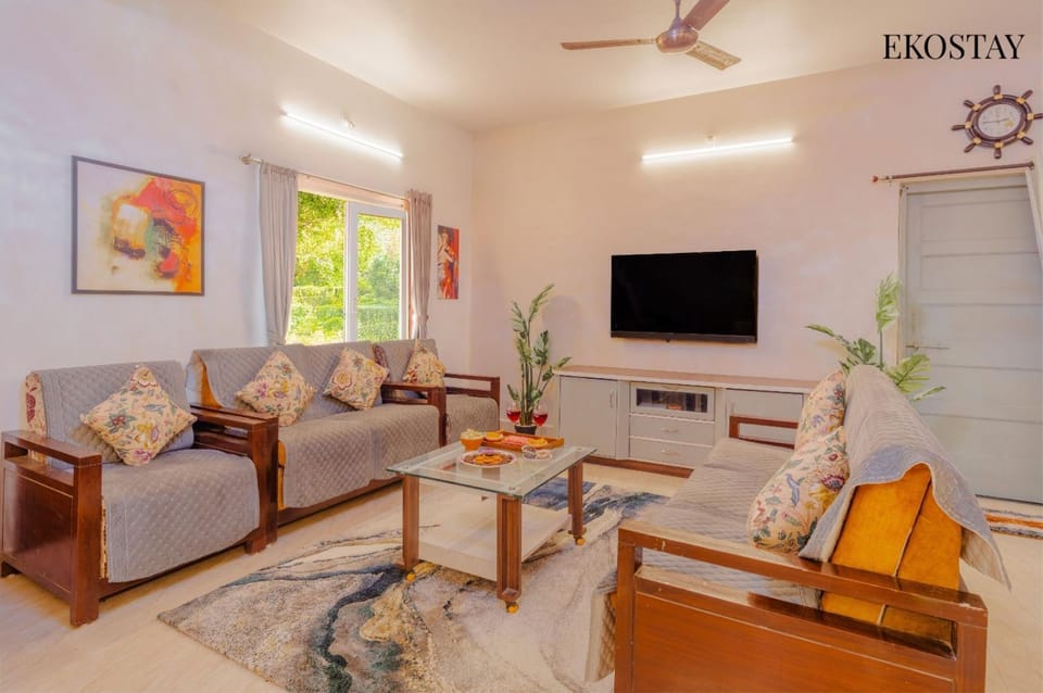 Communal lounge/ TV room, TV and multimedia, Living room, Seating area, Evening entertainment