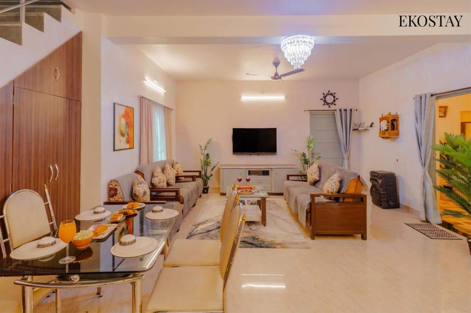 Communal lounge/ TV room, TV and multimedia, Living room, Seating area, Evening entertainment