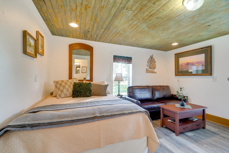 Pet-Friendly Farmhouse Suite w/ Patio in Vaughn! Apartment in Idaho
