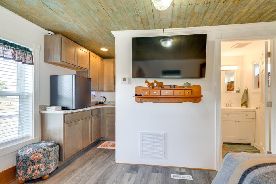 Pet-Friendly Farmhouse Suite w/ Patio in Vaughn! Apartment in Idaho