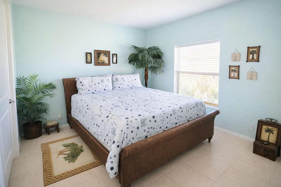 Great Location Pool Near the Beach Apartment in South Padre Island