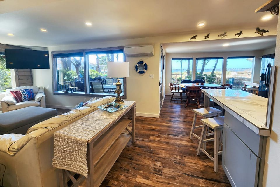 Bayfront Home! Walk to Everything! Hot Tub! Salty Siren House in Waldport