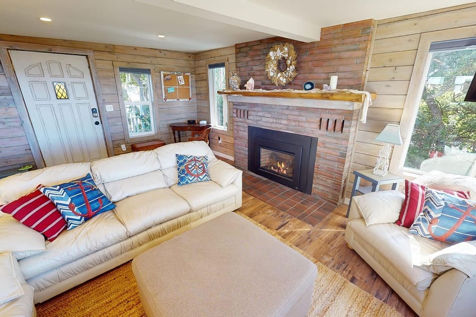 Bayfront Home! Walk to Everything! Hot Tub! Salty Siren House in Waldport