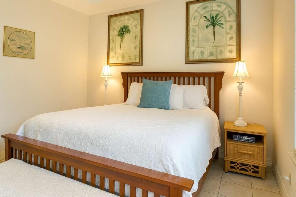Super near Beach Cozy 4 plex Pool Sleep Many Apartment in South Padre Island