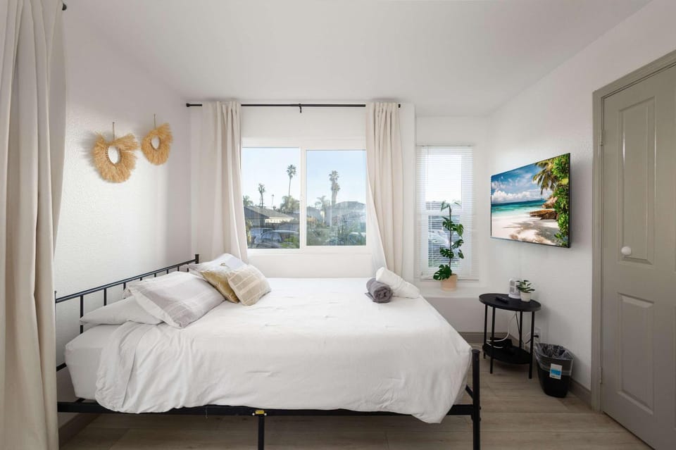 Walk to beach Prime location Villa House in Pacific Beach