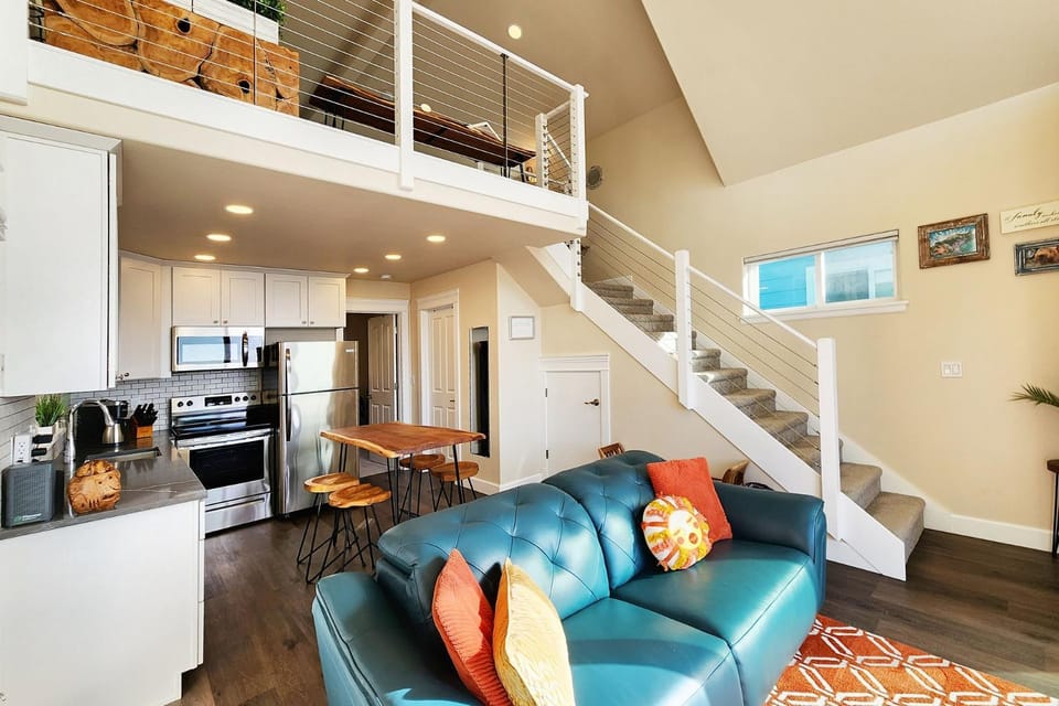 Ocean View! Charming Home with Loft, Sleeps 6! Secluded Searose House in Oregon