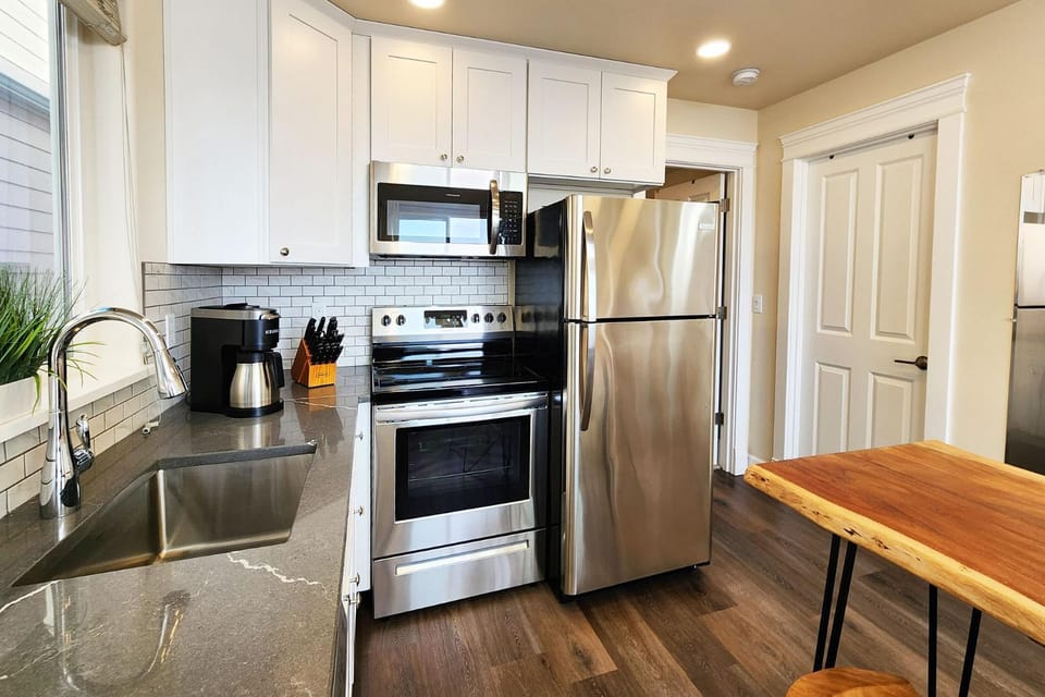 Ocean View! Charming Home with Loft, Sleeps 6! Secluded Searose House in Oregon