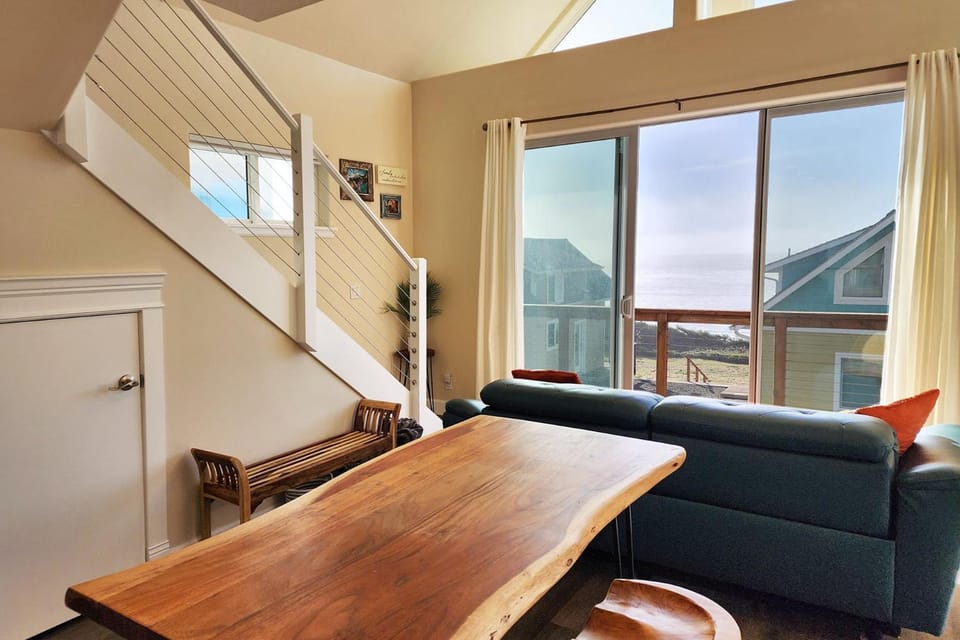 Ocean View! Charming Home with Loft, Sleeps 6! Secluded Searose House in Oregon