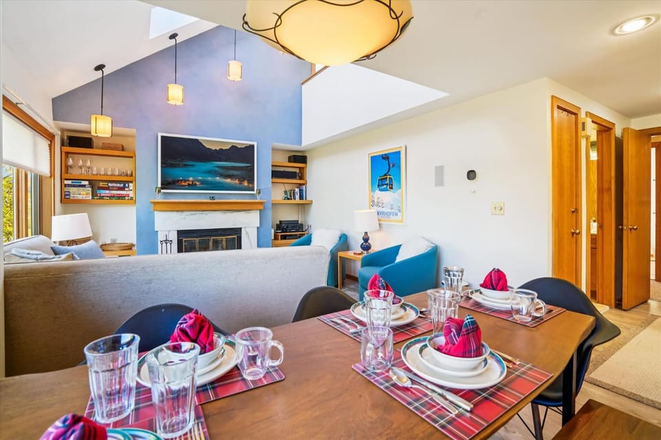 Seating area, Dining area