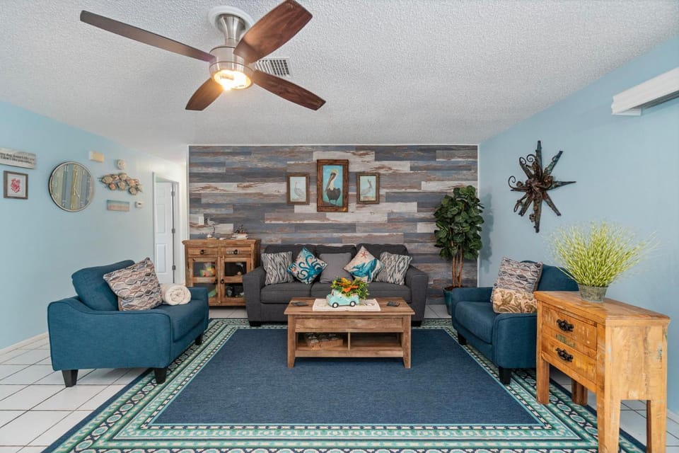 Charming Beach House, Heated Pool, Prime Location House in North Naples