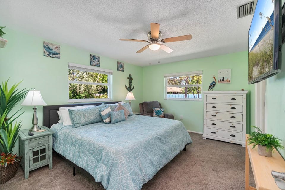 Charming Beach House, Heated Pool, Prime Location House in North Naples