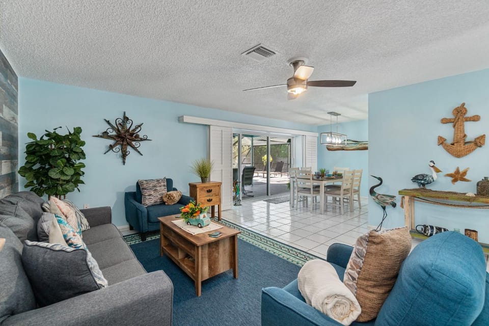 Charming Beach House, Heated Pool, Prime Location House in North Naples