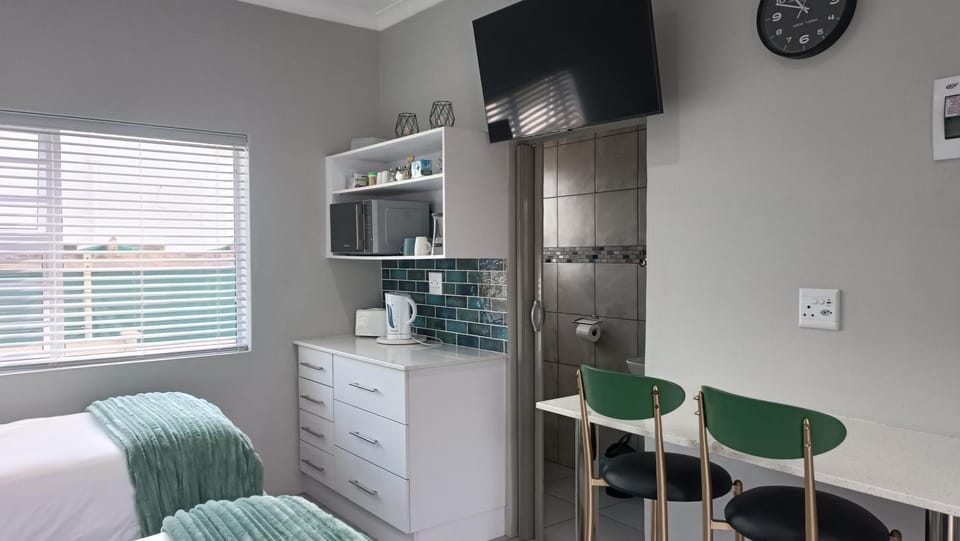 Bed, Bathroom, TV and multimedia, Kitchen or kitchenette, Seating area