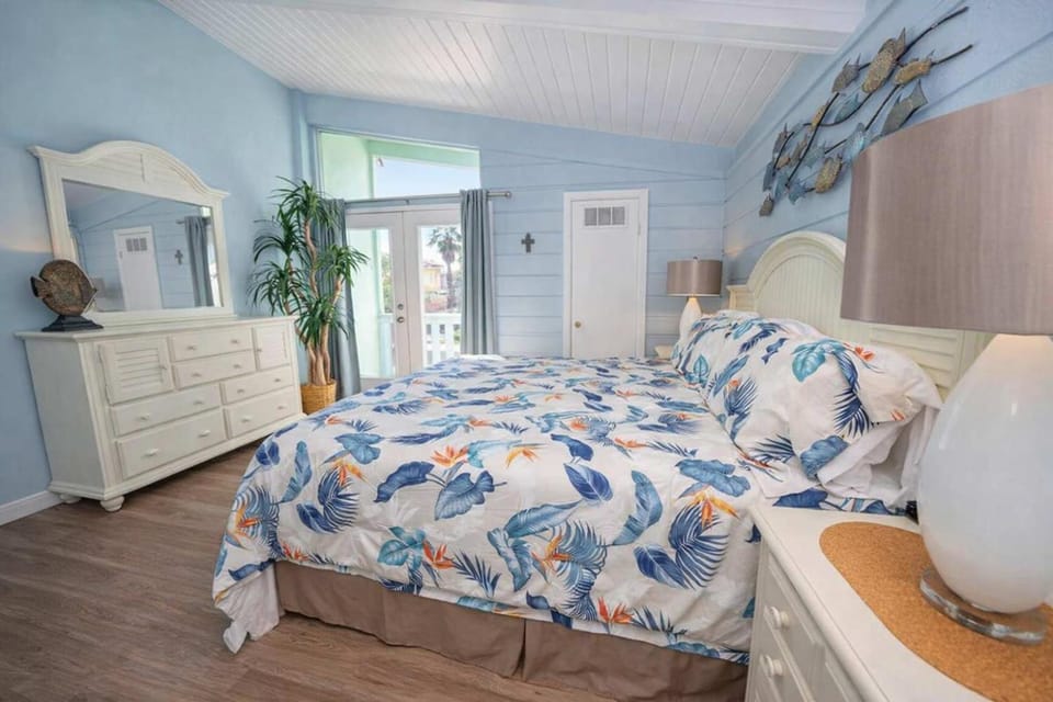 Warm Vibes 5 mins to Beach Cool Retro Feel Apartment in South Padre Island