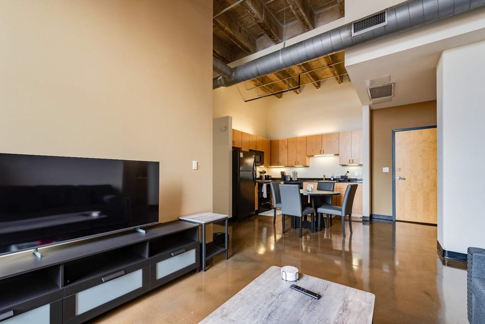 West Loop - City Views With In & Out Parking 5 Apartment in Chicago