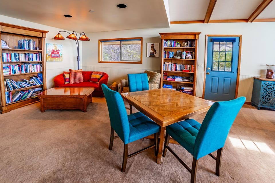 Hot Tub & Game Room in Large Ocean Front Home! Second Story House in Newport