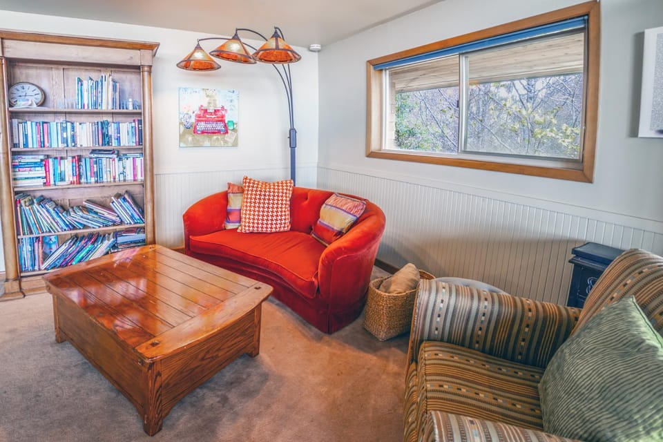 Hot Tub & Game Room in Large Ocean Front Home! Second Story House in Newport