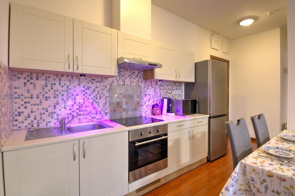 Kitchen or kitchenette, Dining area, oven, stove