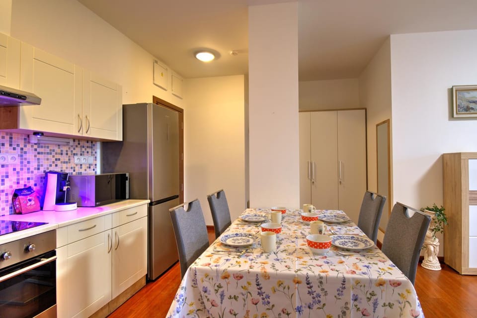 Kitchen or kitchenette, Seating area, Dining area, oven, stove