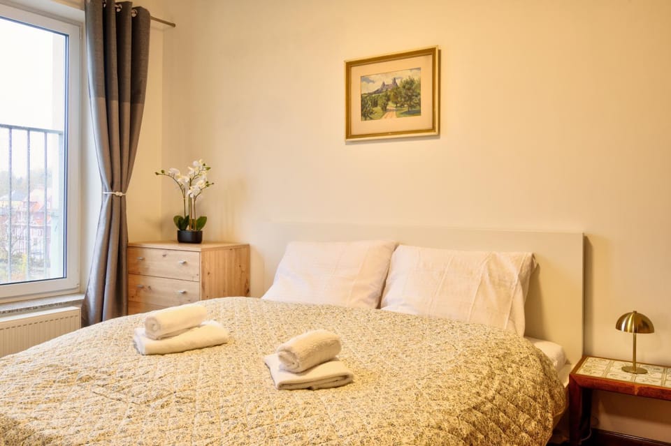 Bed, Photo of the whole room, Bedroom, towels